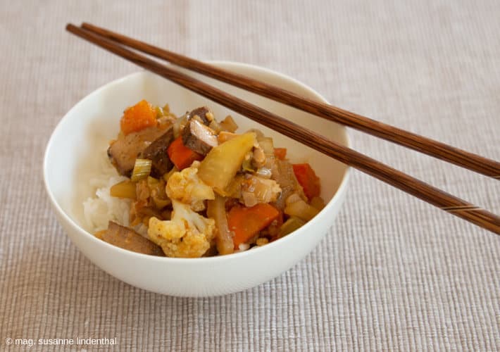 20191111-Tofu-Gemüse-Pfanne-Teriyaki-heller-Hintergrund 20191111-Tofu-Gemüse-Pfanne-Teriyaki-heller-Hintergrund