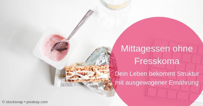 201905121-mittagessen-ohne-fresskoma mittagessen-ohne-fresskoma-müsliriegel-joghurt-tastatur