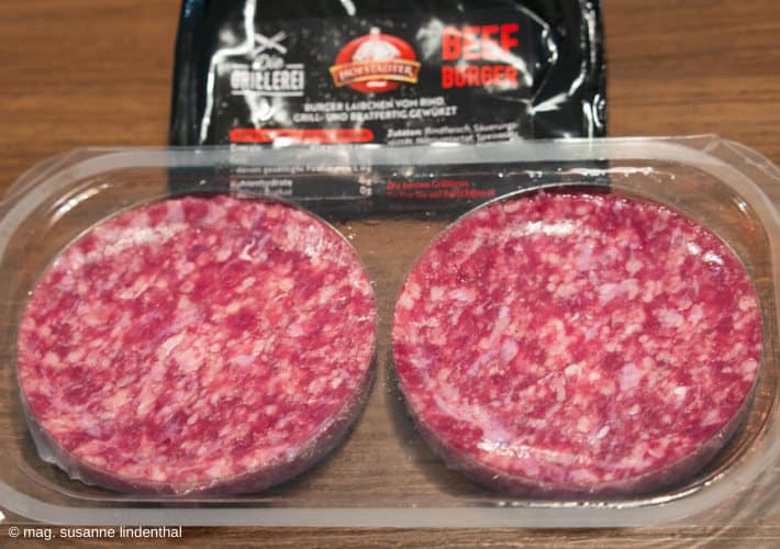 Beef-Burger-roh-offene-Verpackung