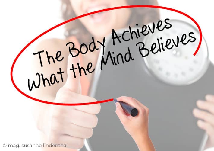 the-body-achieves-what-the-mind-believes-frau-mit-waage-im-hintergrund