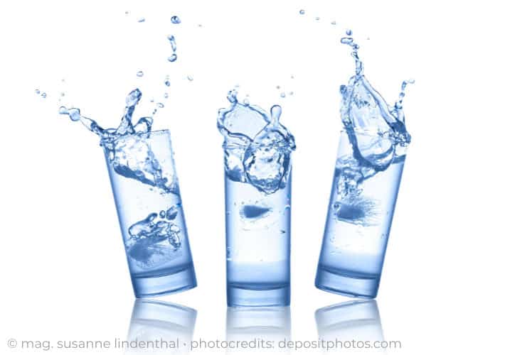 Wieviel Wasser soll man trinken-Gläser mit Wasser