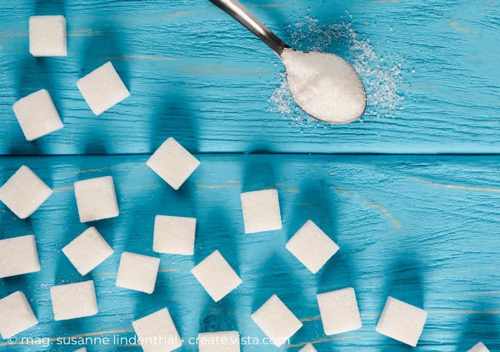 Zuckerwürfel auf blauem Hintergrund
